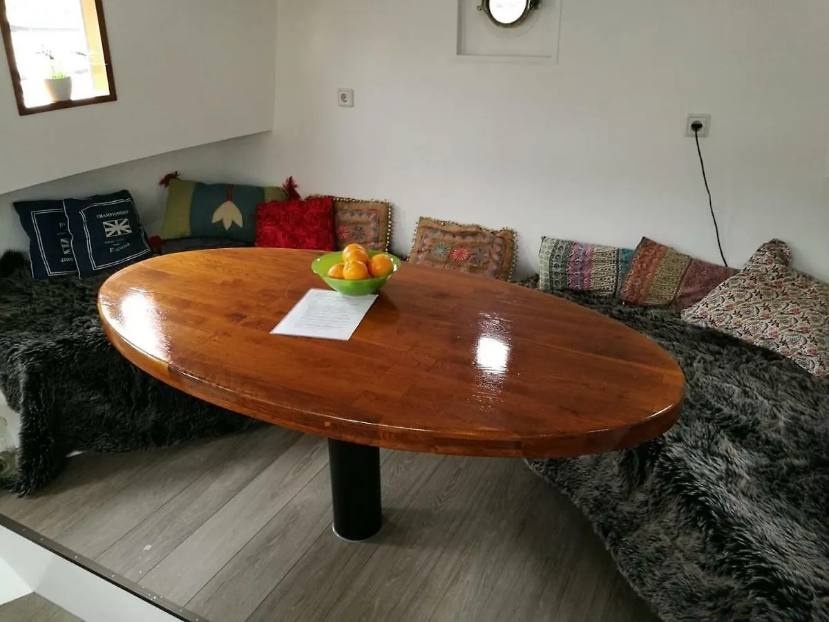 Houseboat Rose Apartment Amsterdam
